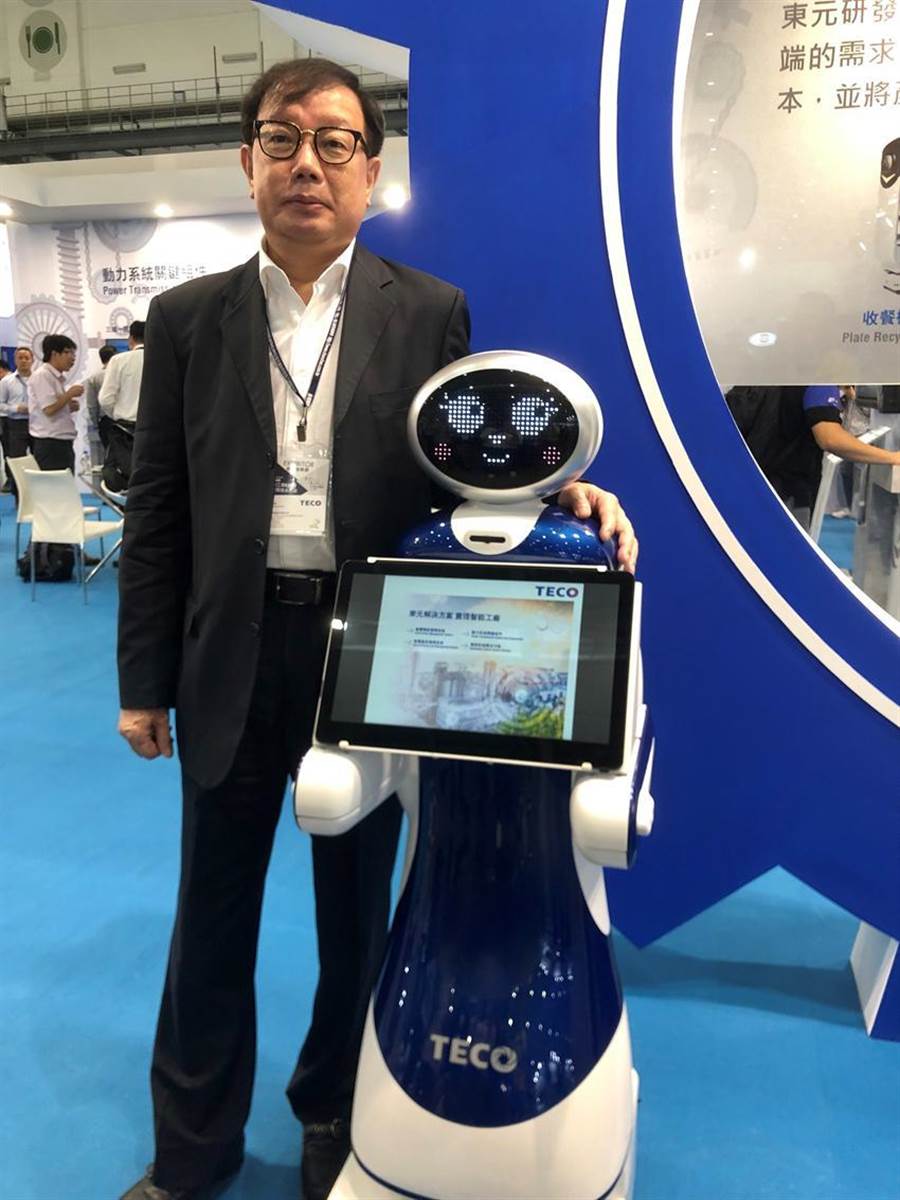 東元電機新開發(fā)導(dǎo)覽機器人今首度曝光，負責(zé)全桉的東元協(xié)理林勝泉。圖／沉美幸